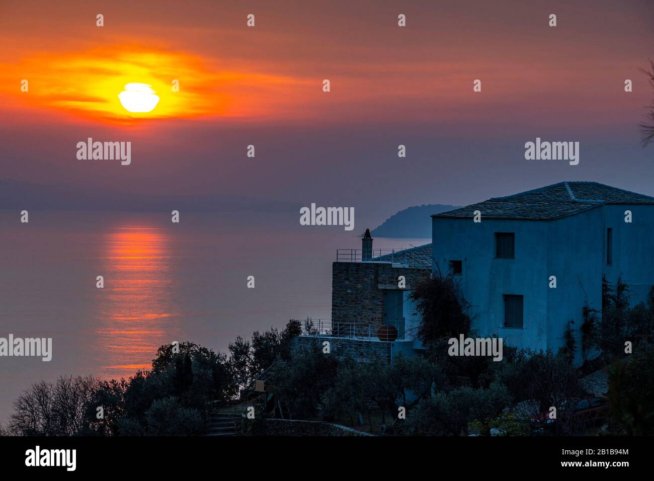 Vue sur de belles maisons et bâtiments modernes avec une vue magnifique sur la mer Égée sur l'île grecque de Sporades, Grèce. Banque D'Images