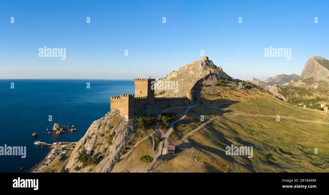 Vue aérienne de la forteresse génoise dans Sudak Banque D'Images