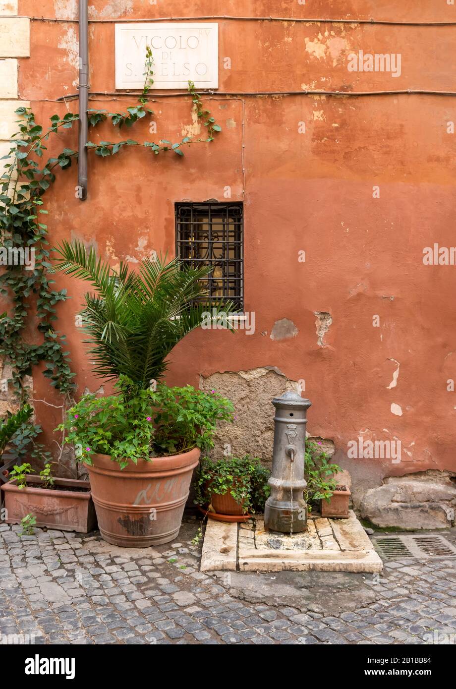 Pots de fleurs et pompe à eau de rue (fontaine à boire), Rome, Italie Banque D'Images