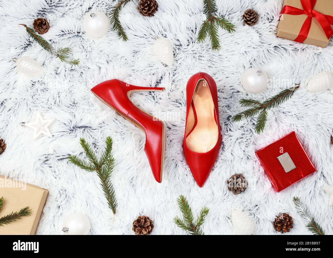 Chaussures à talons hauts rouges pour femme sur fond blanc. Concept cadeau de Noël avec place pour le texte. Banque D'Images
