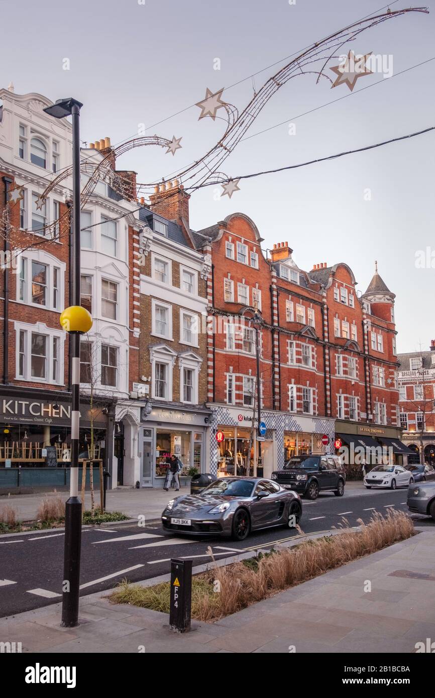 Une porsche boxter voyageant le long d'une route à Marylebone High Street à Londres, Royaume-Uni. Banque D'Images