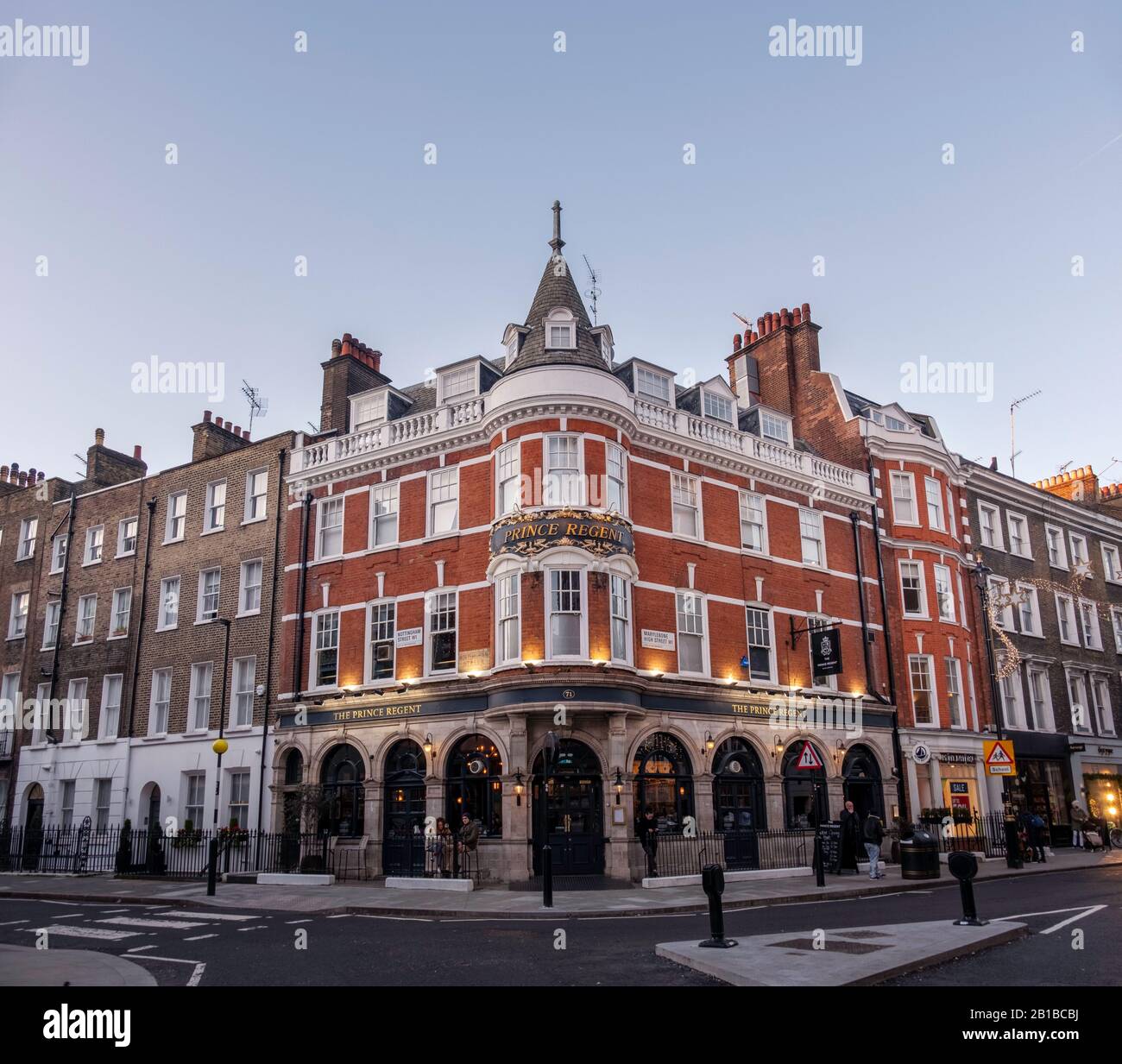 Vue panoramique sur le pub Prince Regent à Marylebone High Street, Londres,  . Banque D'Images