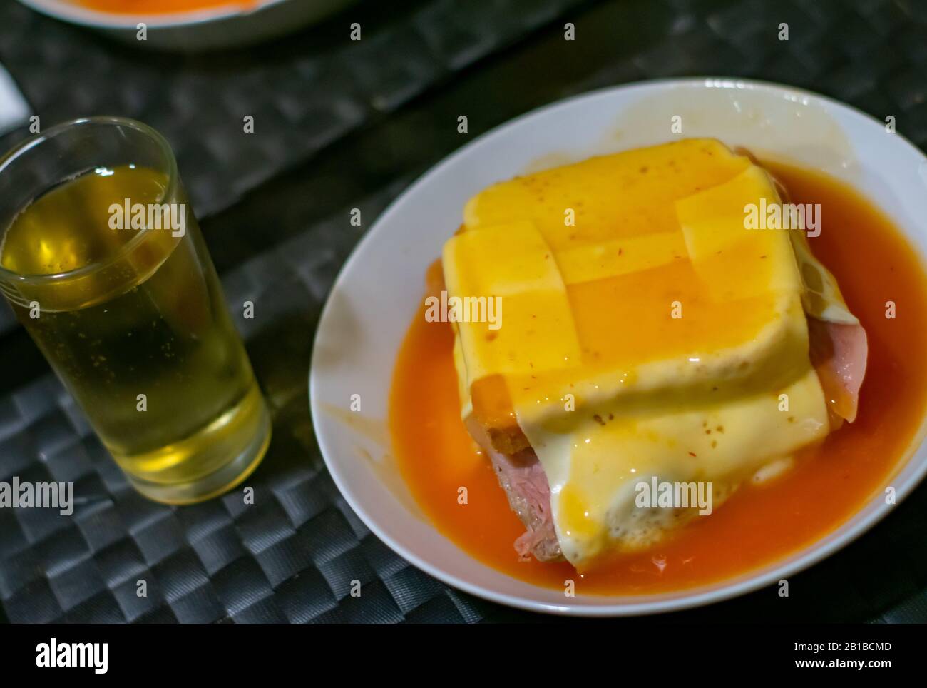 La nourriture portugaise, typiquement de la ville de Porto appelée francesinha sandwich Banque D'Images