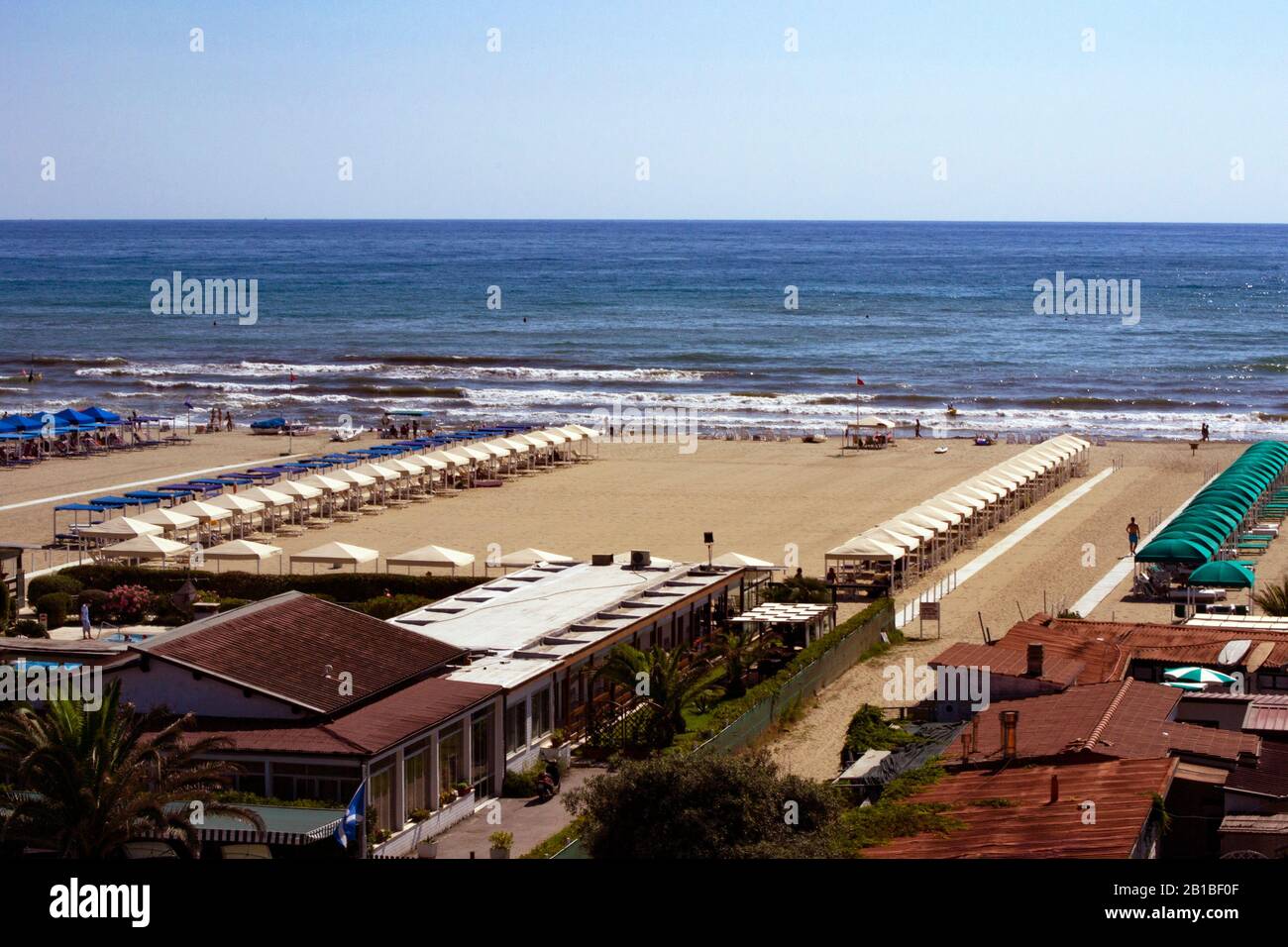 vue aérienne sur la plage de la marina di pietrasanta en toscane, italie - avec parasols Banque D'Images