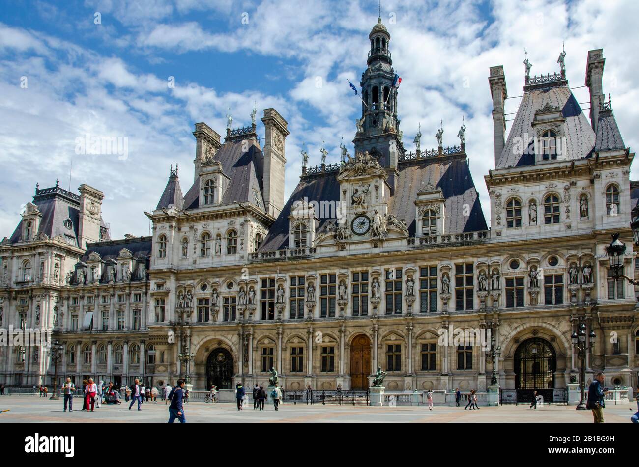 Paris, France; 07/08/2014: Vue sur l'hôtel de ville en français. Paris est la destination touristique la plus populaire au monde, avec plus de 42 mi Banque D'Images