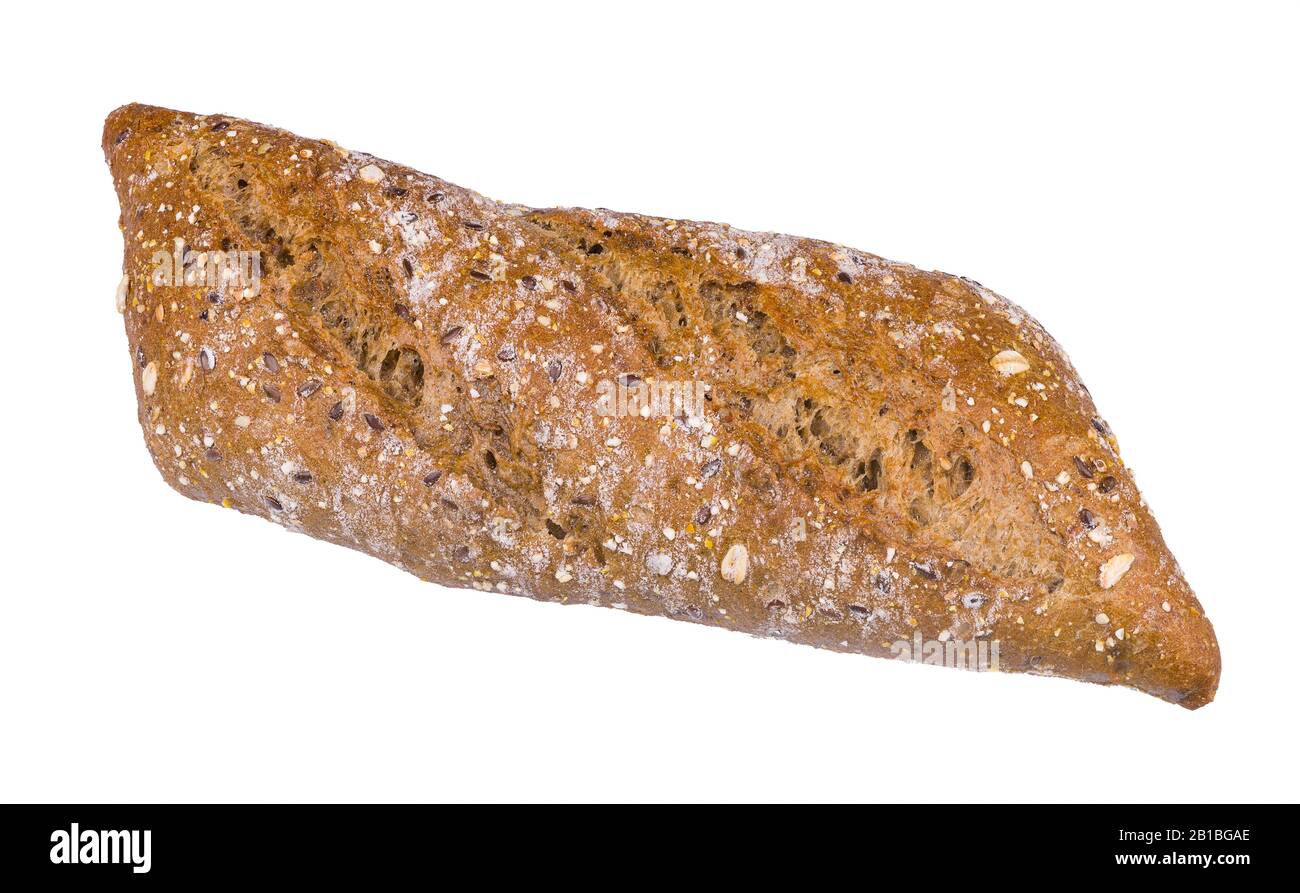 Une baguette de grain entier croustillante. Gros plan de céréales cuites au four doré saupoudrées de graines de lin, de sésame et de flocons d'avoine à base de pâte levée à base de levure. Banque D'Images