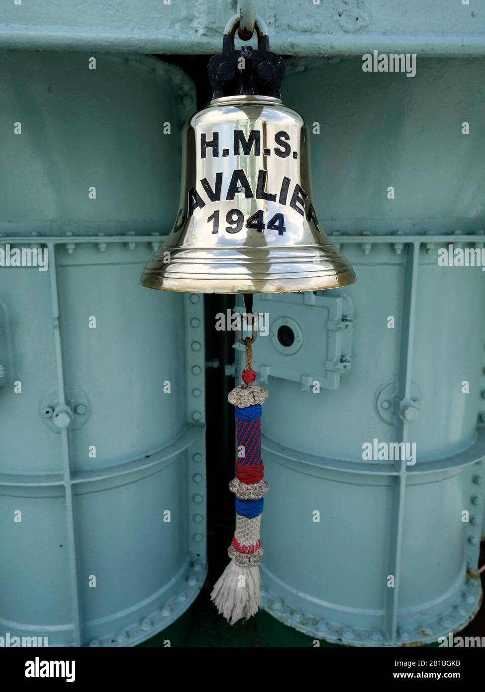 AJAXNETPHOTO. 3 AVRIL 2019. CHATHAM, ANGLETERRE. - SONNER LA MONTRE - HMS CAVALIER, CLASSE C DE LA SECONDE GUERRE MONDIALE DESTROYER A CONSERVÉ UN FLOAT DANS LE QUAI DE NR 2 À LA VILLE HISTORIQUE DE CHATHAM DOCKYARD. SHIP'S BELL AND BELL CORDAGE.PHOTO:JONATHAN EASTLAND/AJAX REF:GX8_190304_20100 Banque D'Images