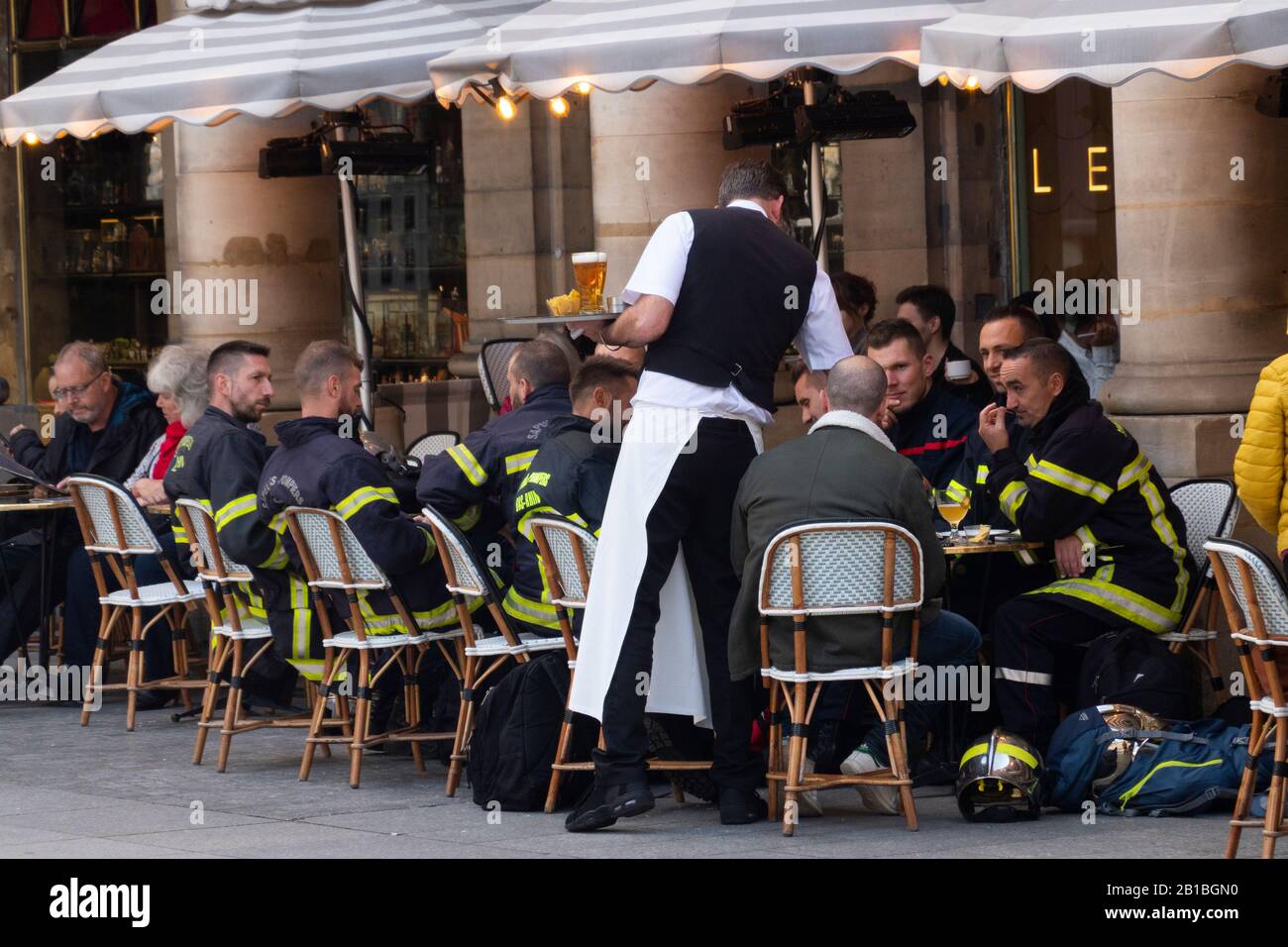 Pompiers en pause au restaurant le Nemours Paris France Banque D'Images