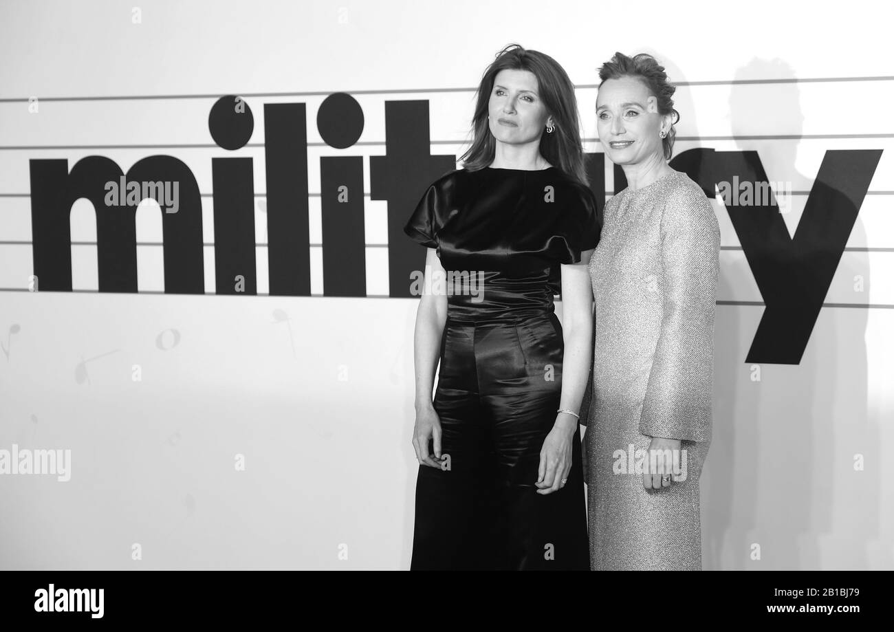 La photo Doit Être Créditée ©Alpha Press 079965 24/02/2020 Sharon Horgan et Kristin Scott Thomas à la première Royaume-Uni Des Épouses militaires, tenue à la place Leicester de Cineworld à Londres. Banque D'Images