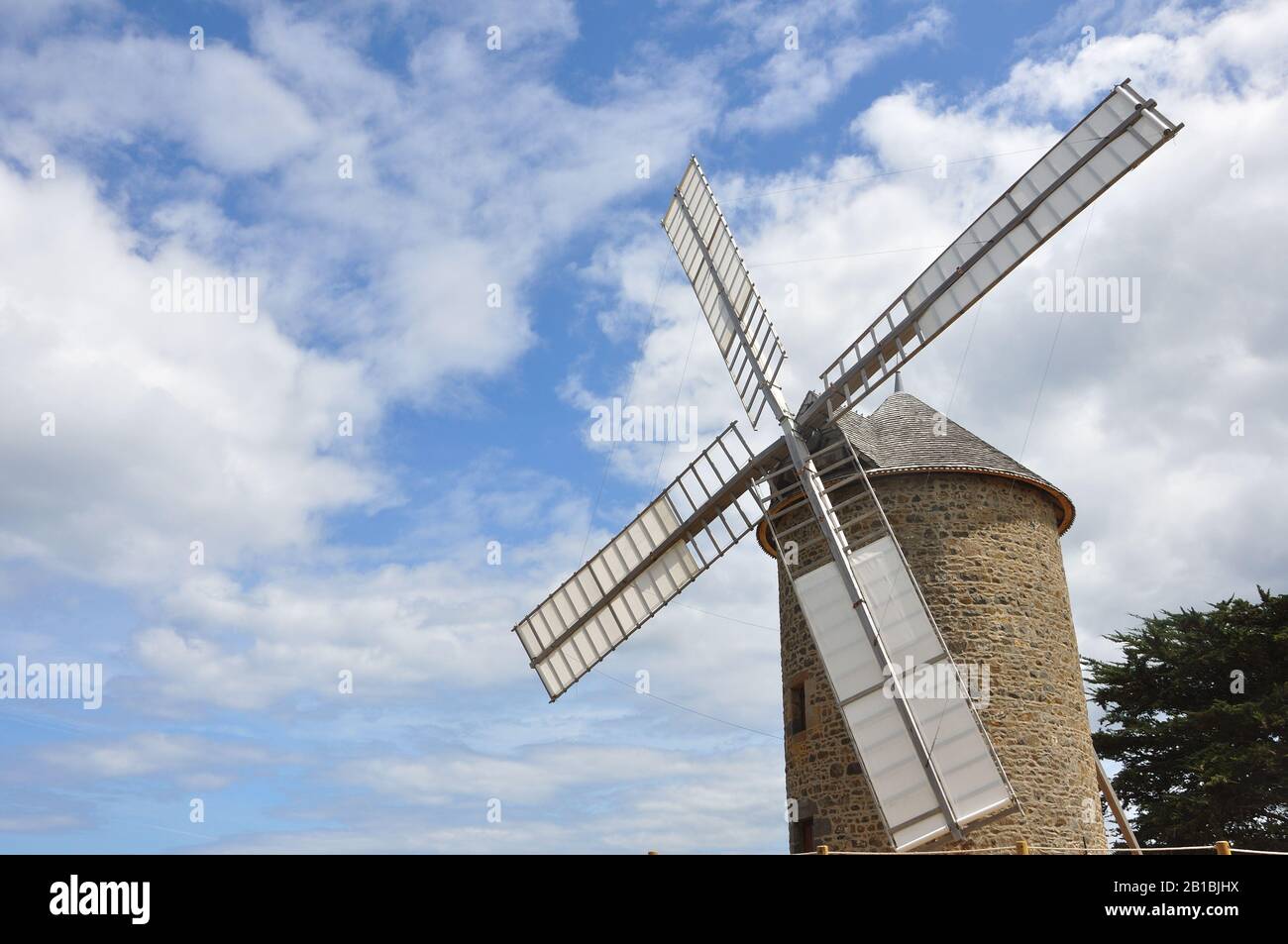 Moulin à vent à la campagne, France. L'habitat de Miller pour la fabrication de farine Banque D'Images