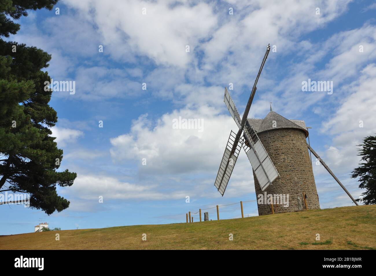 Moulin à vent à la campagne, France. L'habitat de Miller pour la fabrication de farine Banque D'Images