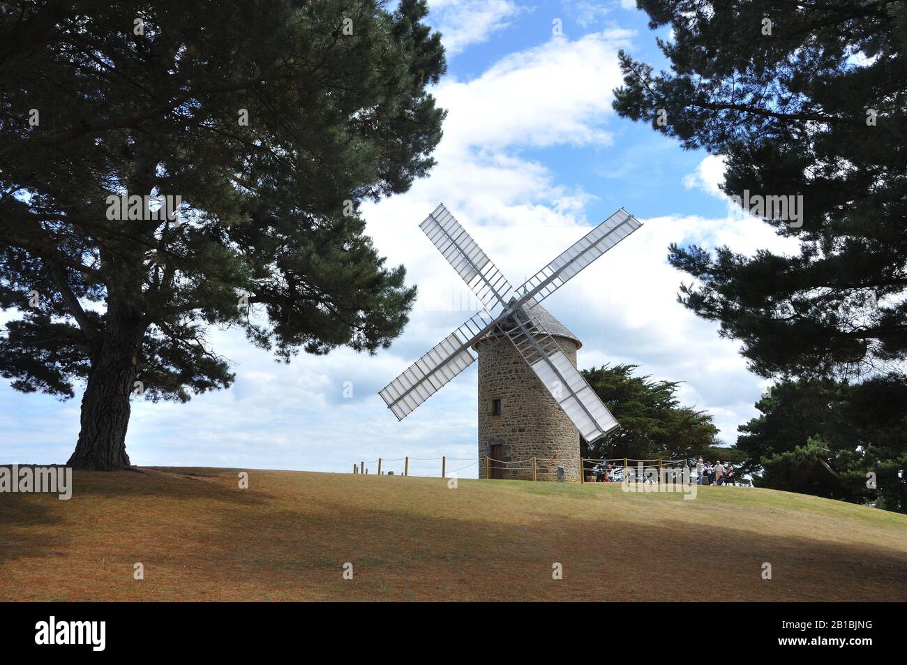 Moulin à vent à la campagne, France. L'habitat de Miller pour la fabrication de farine Banque D'Images