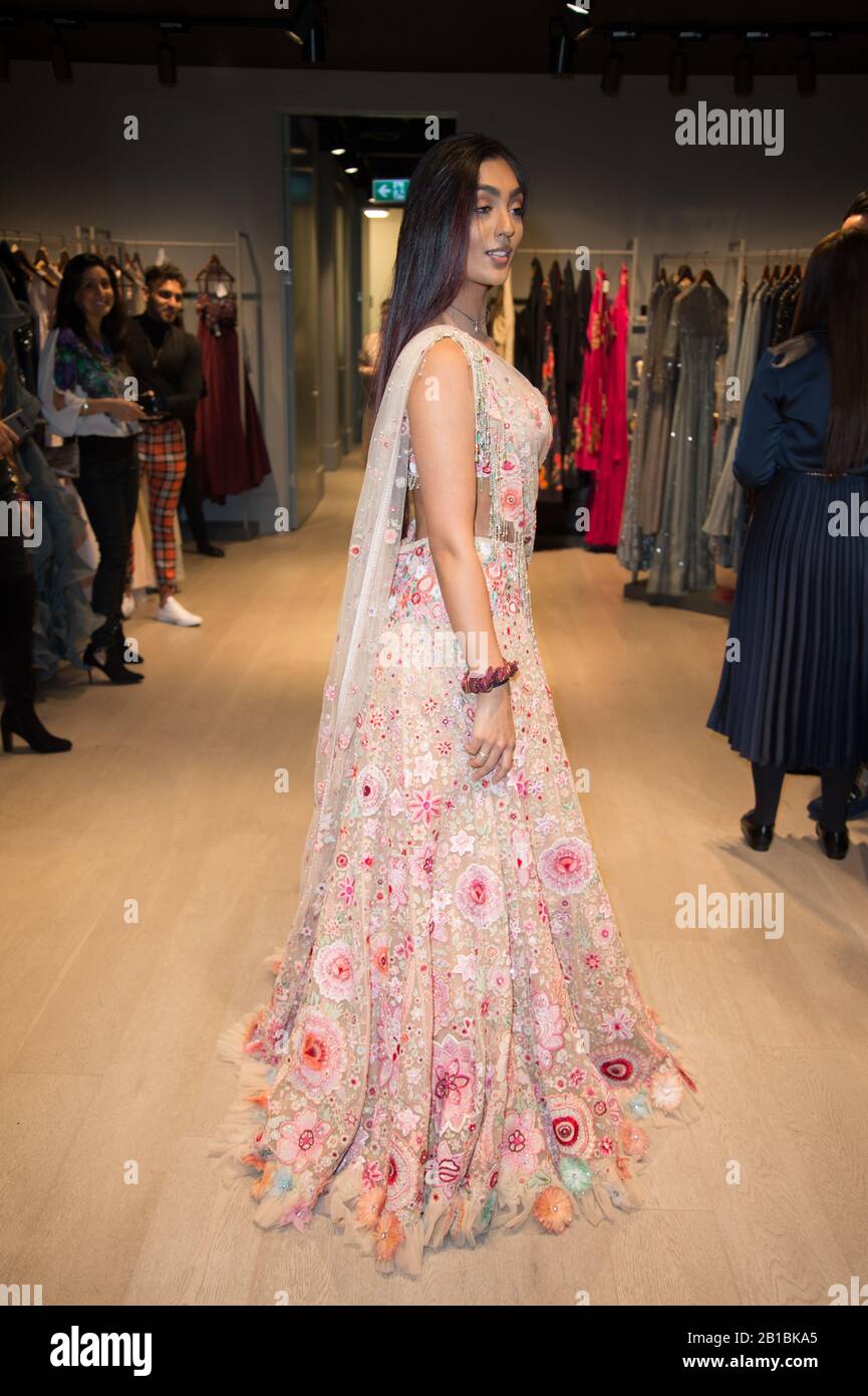 Tarun Tahiliani Showcases ses dernières collections bridal & Pret, dans une boutique de po up exclusive à Mayfair Londres. 324.01.20 Avec: Modèle De Mode Où: Londres, Royaume-Uni Quand: 24 Jan 2020 Crédit: Wenn.com Banque D'Images