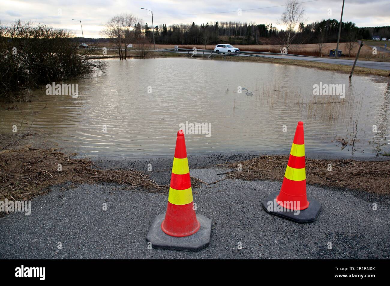 Perniönjoki envahie par le passage inférieur de la route 52, atteignant presque la route. Perniön Asema, Salo, Finlande, 23 Février 2020. Banque D'Images