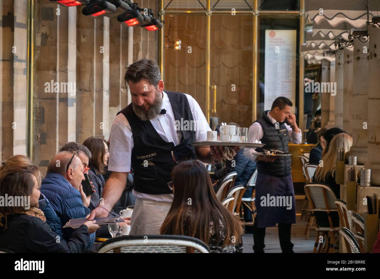 serveur au restaurant le Nemours Paris France Banque D'Images