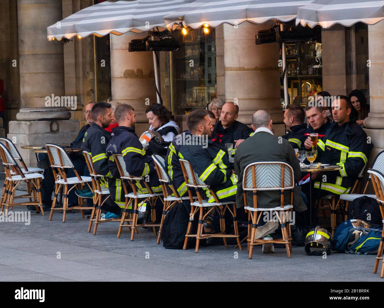 Pompiers en pause au restaurant le Nemours Paris France Banque D'Images