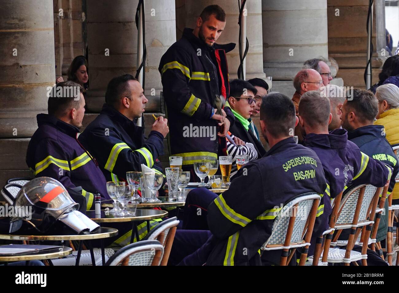 Pompiers en pause au restaurant le Nemours Paris France Banque D'Images