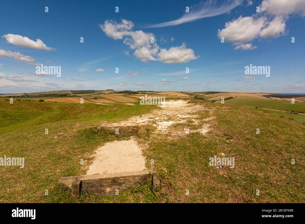 Vue sur le nord et le périphérique de Chanctonbury depuis le périphérique Cissbury dans le parc national de South Downs, West Sussex, sud de l'Angleterre, Royaume-Uni. Banque D'Images