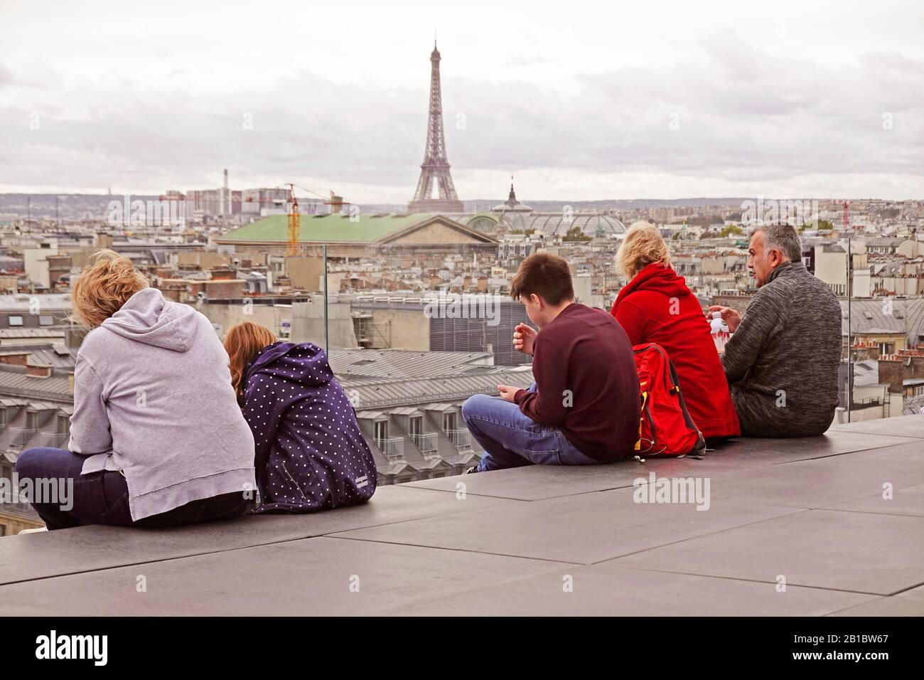 Vue sur la tour Eiffel depuis le toit des Galeries Lafayette Paris France Banque D'Images