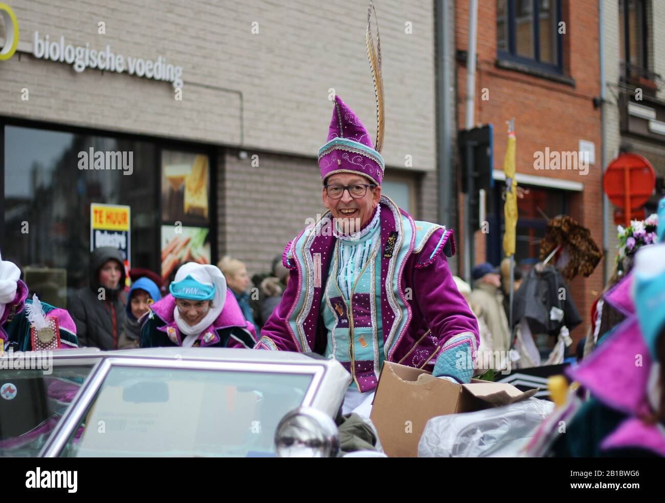 Aalst, BELGIQUE, 23 FÉVRIER 2020: Prince Carnival Yvan de Boitselier dans une voiture à toit ouvert pendant la parade annuelle du carnaval Mardi gras. Banque D'Images