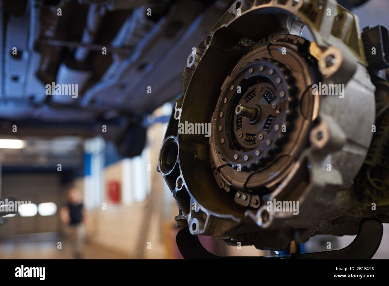 Image d'arrière-plan de la boîte de vitesses démontée dans l'atelier de réparation automatique, espace de copie Banque D'Images