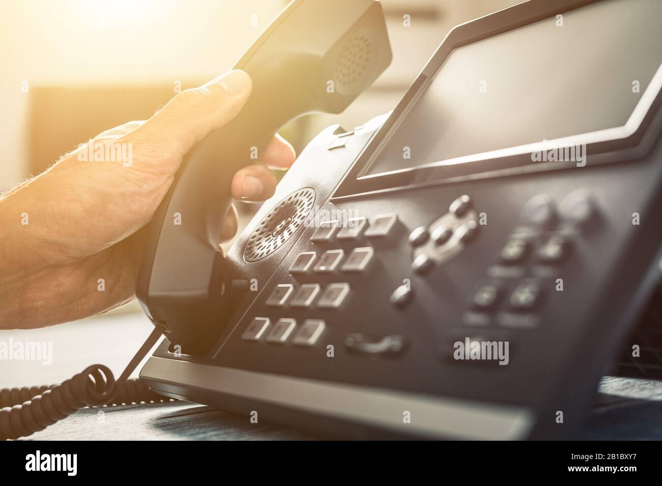 Assistance à la communication, centre d'appels et service clientèle. À l'aide d'un clavier téléphonique. Banque D'Images