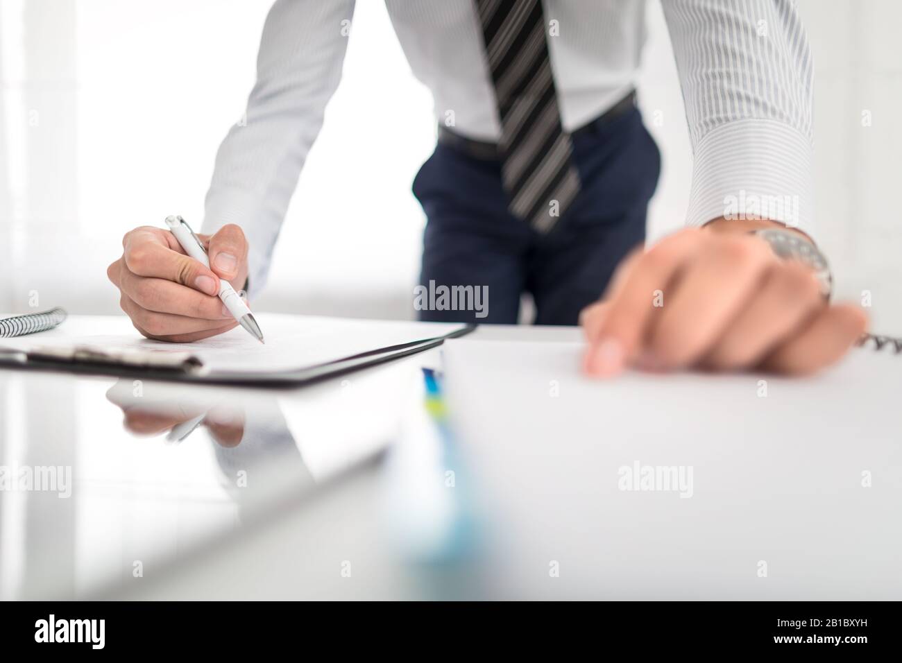 Un homme d'affaires signe un document de contrat sur le bureau, faisant un accord. Banque D'Images