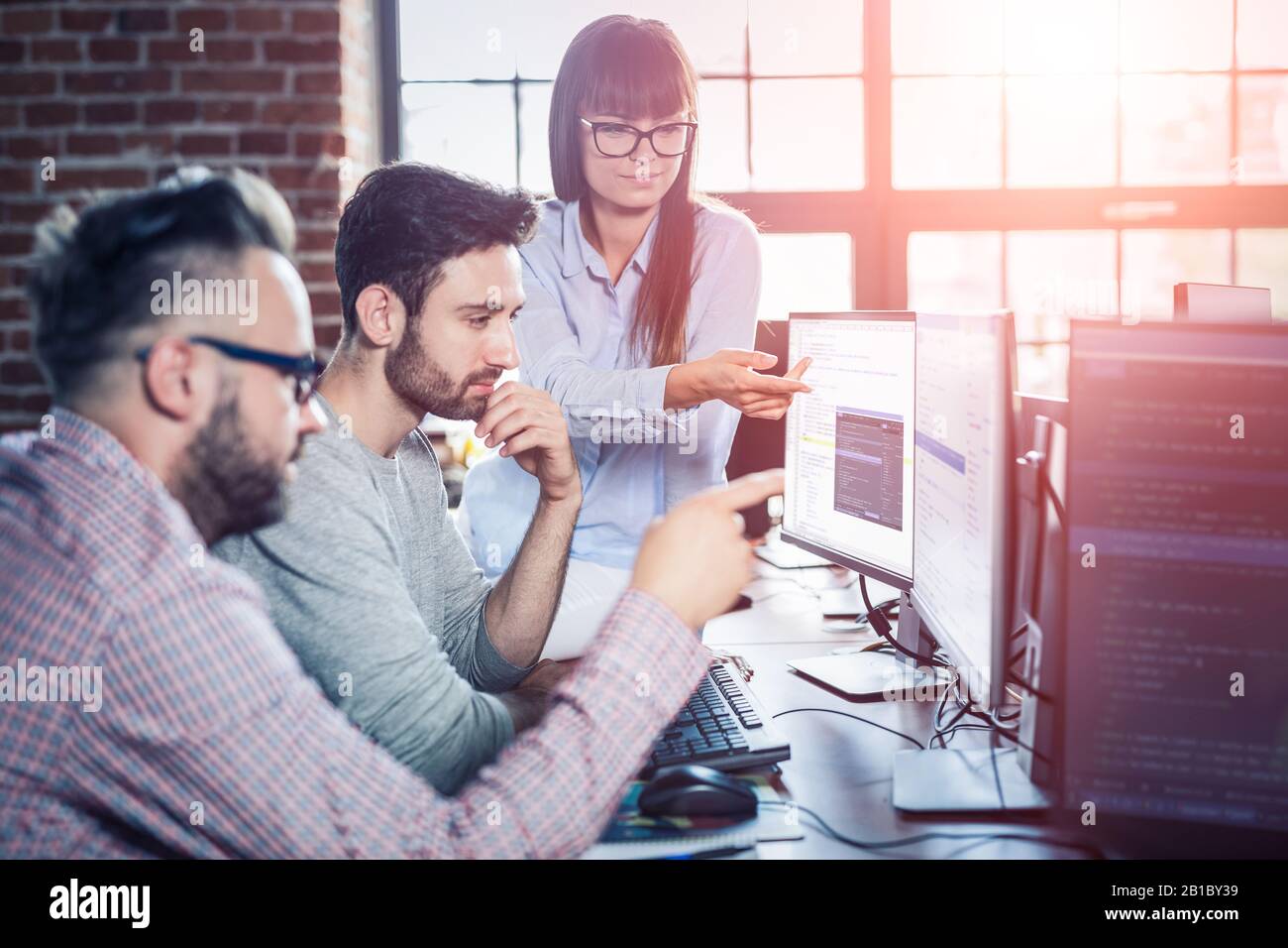 Élaborer des programmes et des technologies de codage. Conception de site web. Programmeur travaillant dans un bureau de l'entreprise de développement logiciel. Banque D'Images