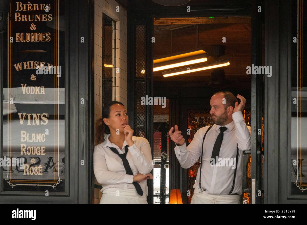 Serveurs attendant les clients au restaurant Paris France Banque D'Images