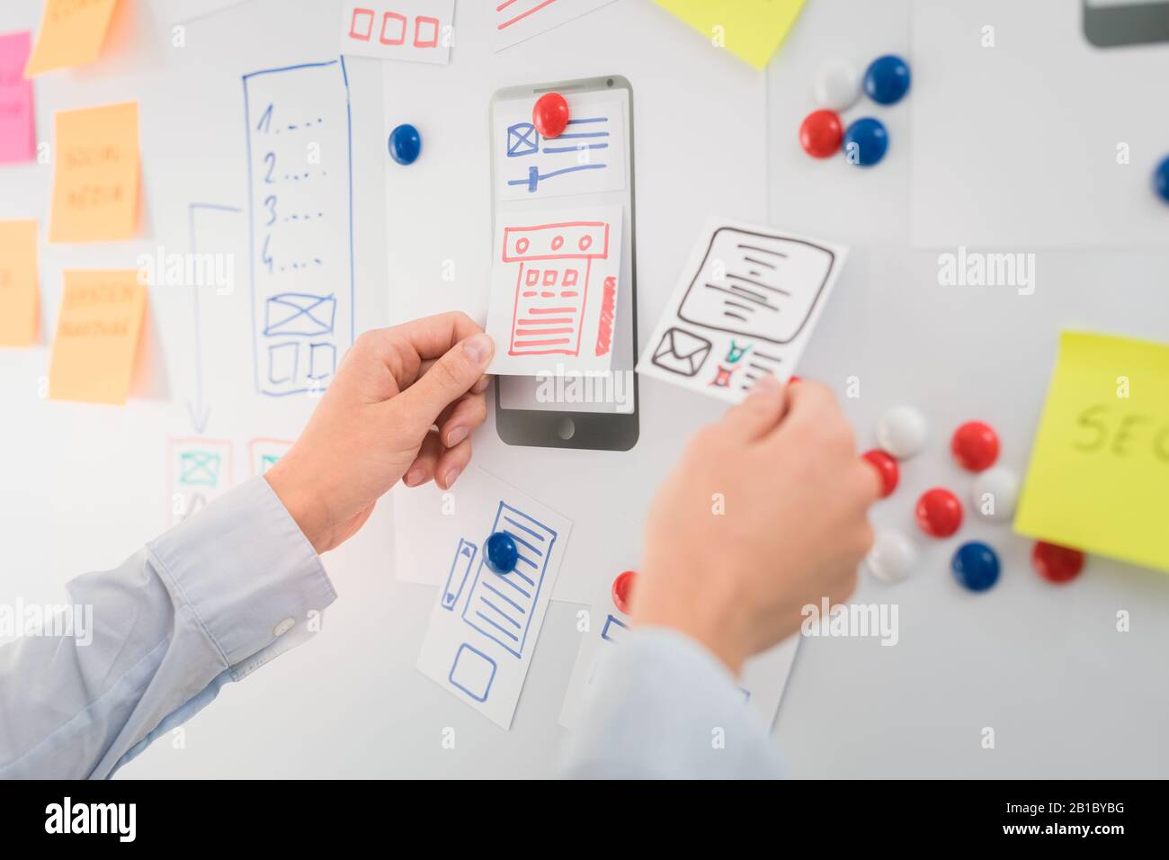 Concepteur femme dessin site web ux développement d'application. Concept d'expérience utilisateur. Banque D'Images