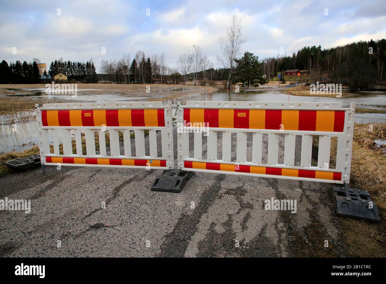 Petite route de la Highway 52 fermée en raison de l'inondation de la rivière Perniönjoki à l'hiver 2020. Perniö, Salo, Finlande, 23 Février 2020. Banque D'Images