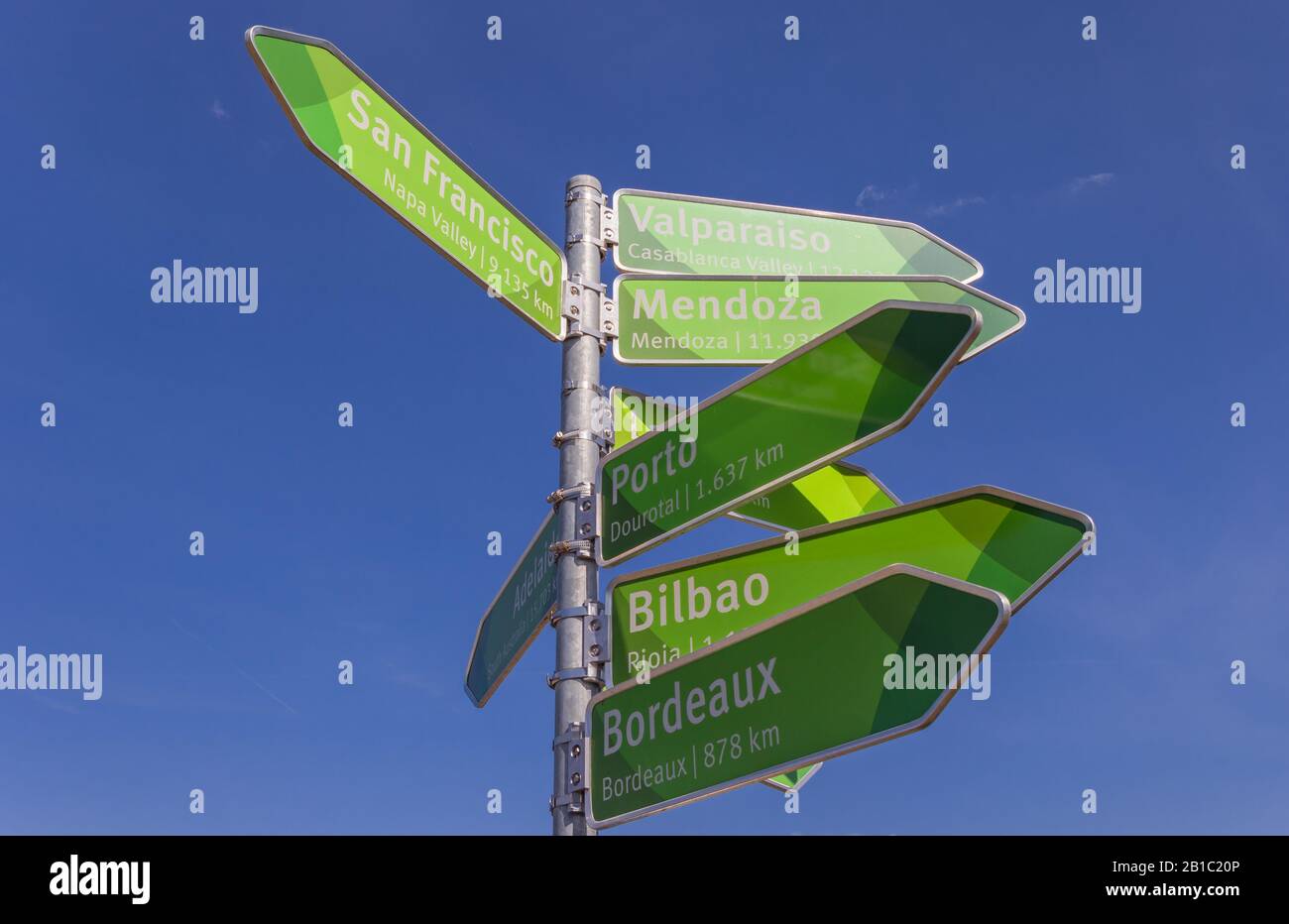 Panneau vert pointant vers les villes dans différentes directions à Mayence, Allemagne Banque D'Images