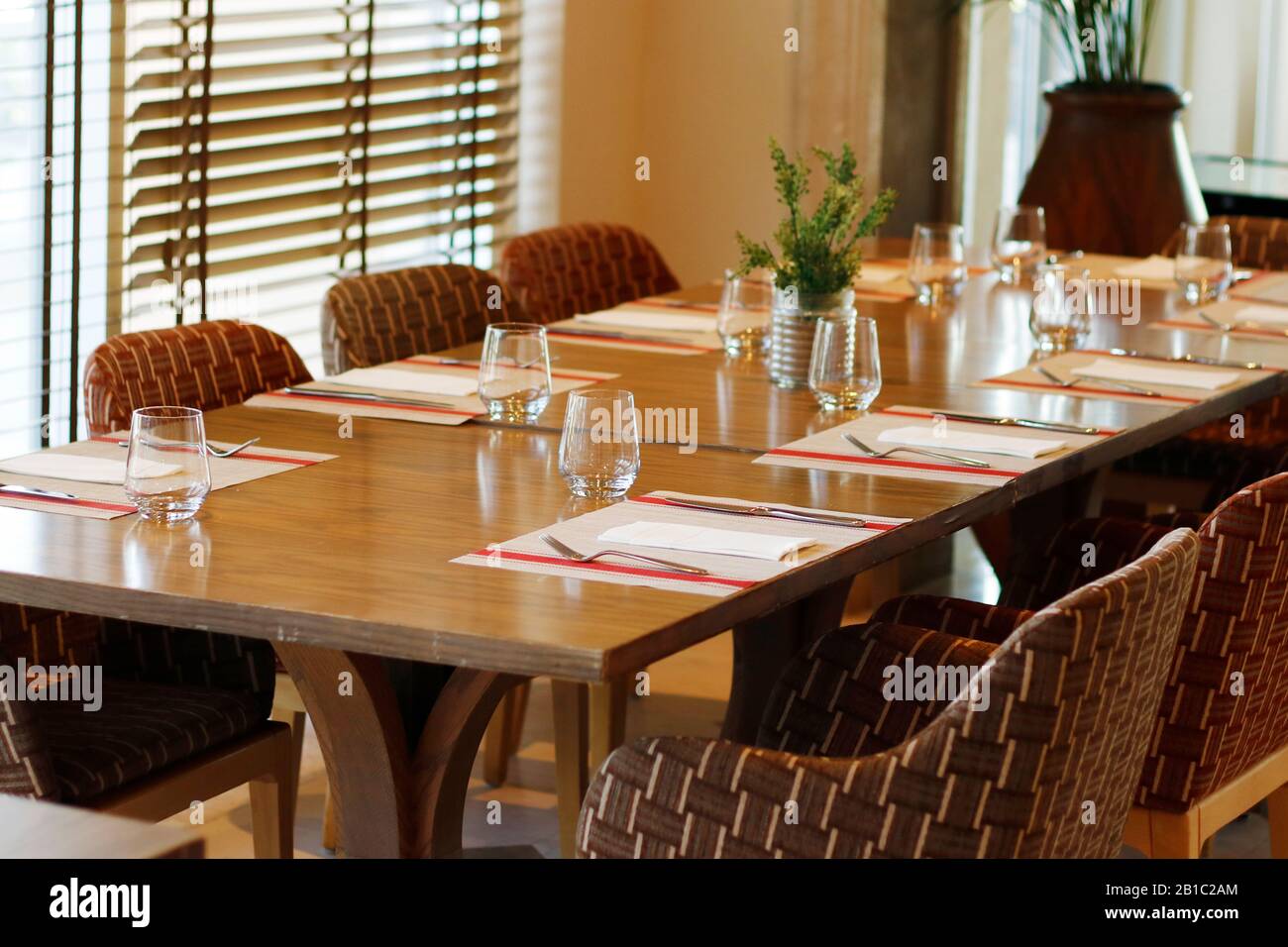 table de restaurant décontractée, avec therm de couleur marron foncé Banque D'Images