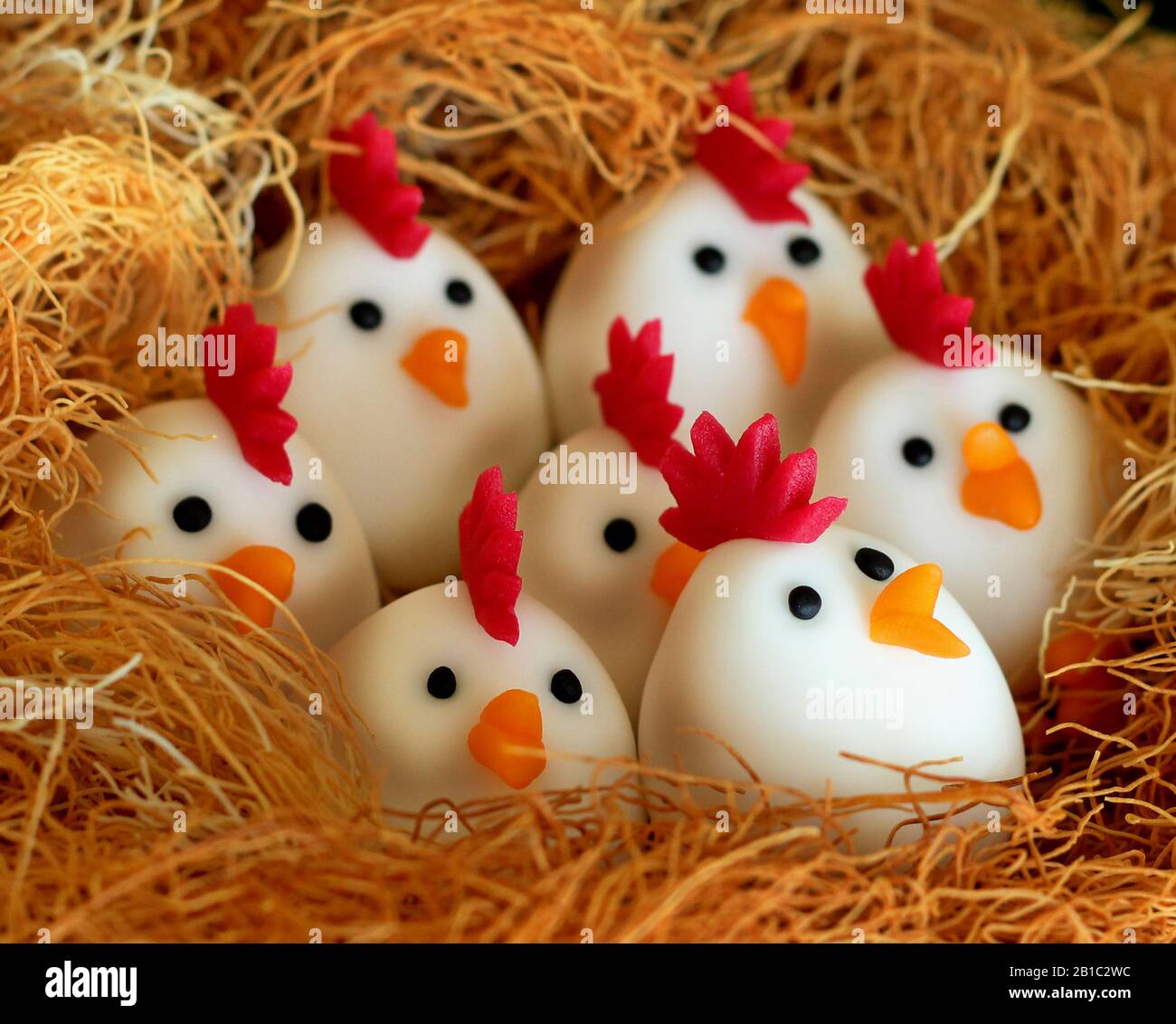 nid de poulet marzipan art, poussins dans un nid Banque D'Images