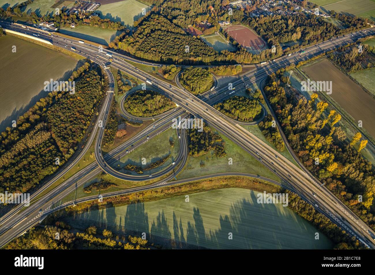 Photo aérienne, sortie de l'autoroute Neersen, l'A52 et l'A44, Willich, Bas- Rhin, Rhénanie-du-Nord-Westphalie, Allemagne, autoroute, l'A44, autoroute  l'A52, l'A52 Photo Stock - Alamy