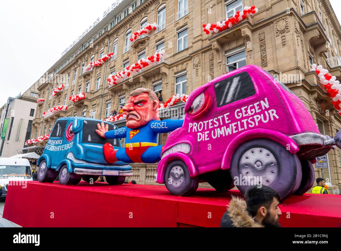 Shrove Lundi procession à DŸsseldorf, carnaval de rue, voiture de motivation au carnaval, par cartwright Jacques Tilly, voiture satirique à la piste environnementale Banque D'Images