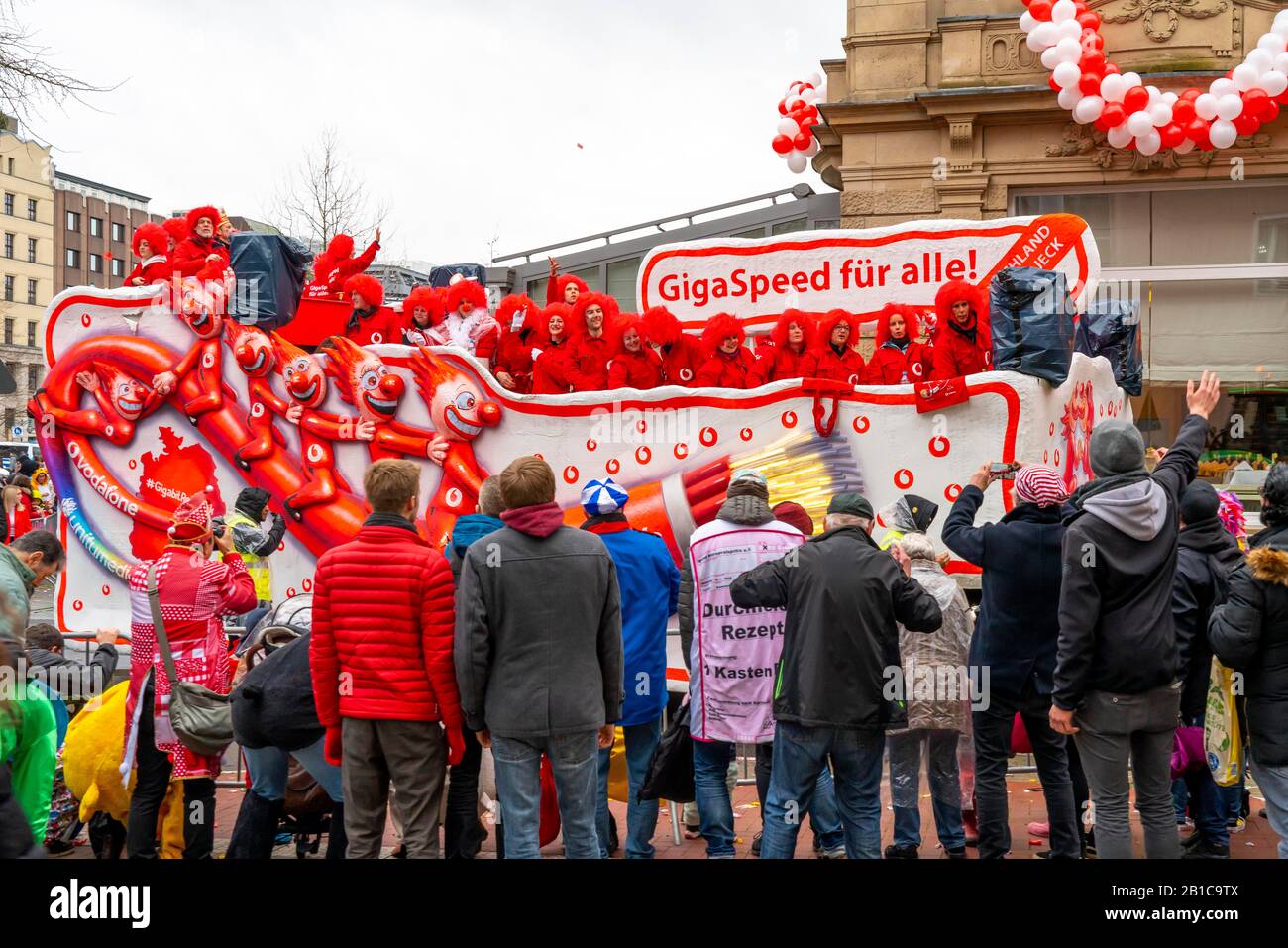 Shrove lundi procession à DŸsseldorf, carnaval de rue, voiture de motif en carnaval, voiture Vodafone, sponsor, Banque D'Images