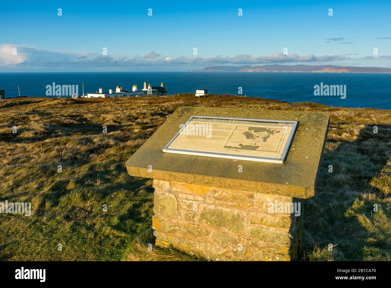 Conseil d'information au sommet de Dunnet Head, point le plus au nord du continent britannique. Caithness, Écosse, Royaume-Uni. Hoy, Orkney, à la distance. Banque D'Images