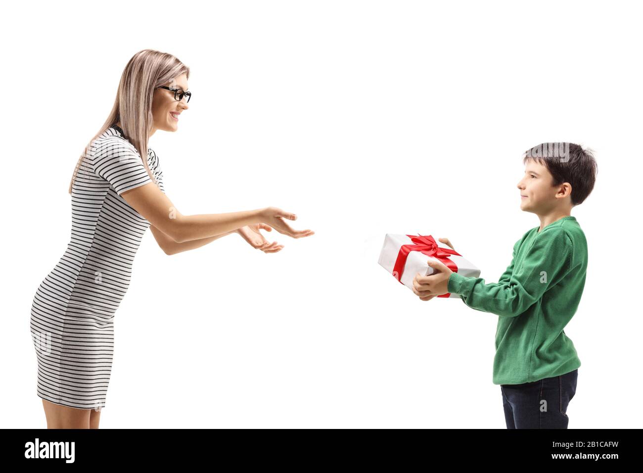 Enfant donnant un cadeau à sa mère isolée sur fond blanc Banque D'Images