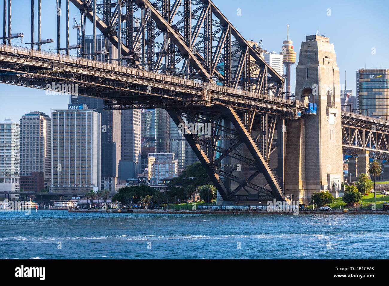 Vue sur Harbour Bridge et le CBD en une journée ensoleillée. Sydney, Australie Banque D'Images