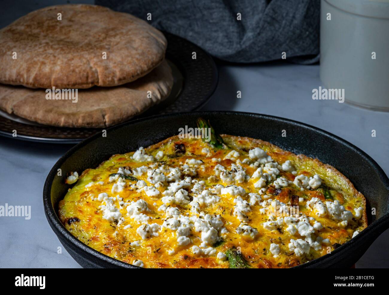Asperges et frittata de fromage feta dans une poêle en fonte. Banque D'Images