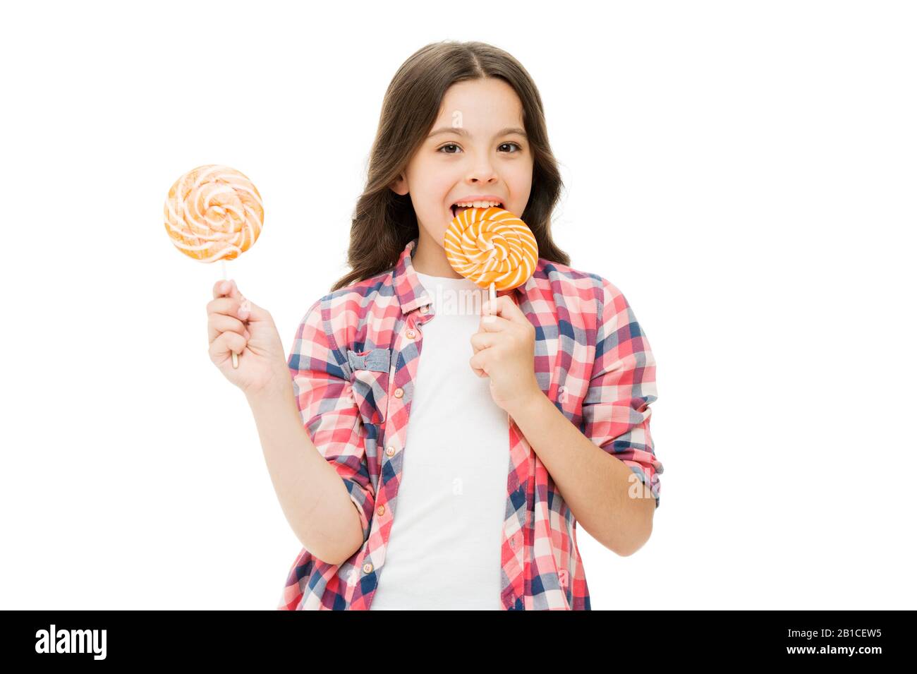 Lollipop par jour vous aide à vous reposer et à jouer. Bonne fille profiter de la lollipop isolé sur blanc. Un enfant de petite taille liche. Profitez d'une ambiance de tourbillon colorée sur le bâton. Manger malsain. Friandises. Boutique de bonbons. Banque D'Images