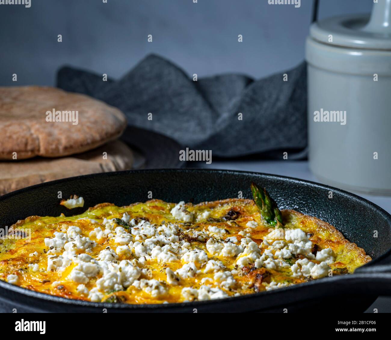 Asperges et frittata de fromage feta dans une poêle en fonte. Banque D'Images