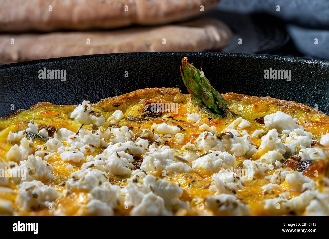 Asperges et frittata de fromage feta dans une poêle en fonte. Banque D'Images