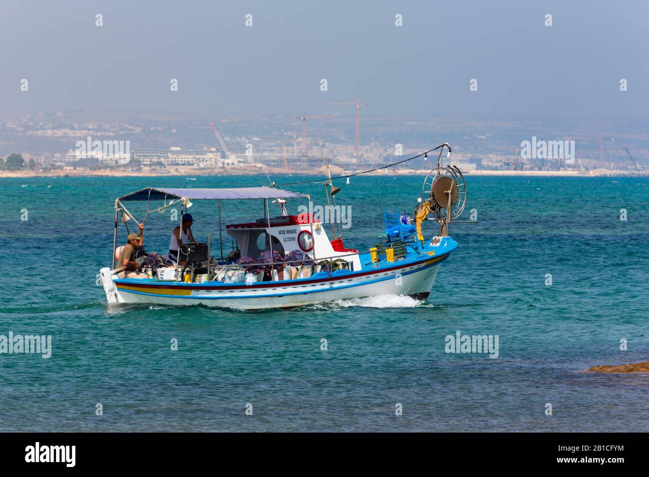 Bateau de pêche chypriote traditionnel en direction de la mer depuis le ruisseau Potamos, Chypre. 2019 Banque D'Images