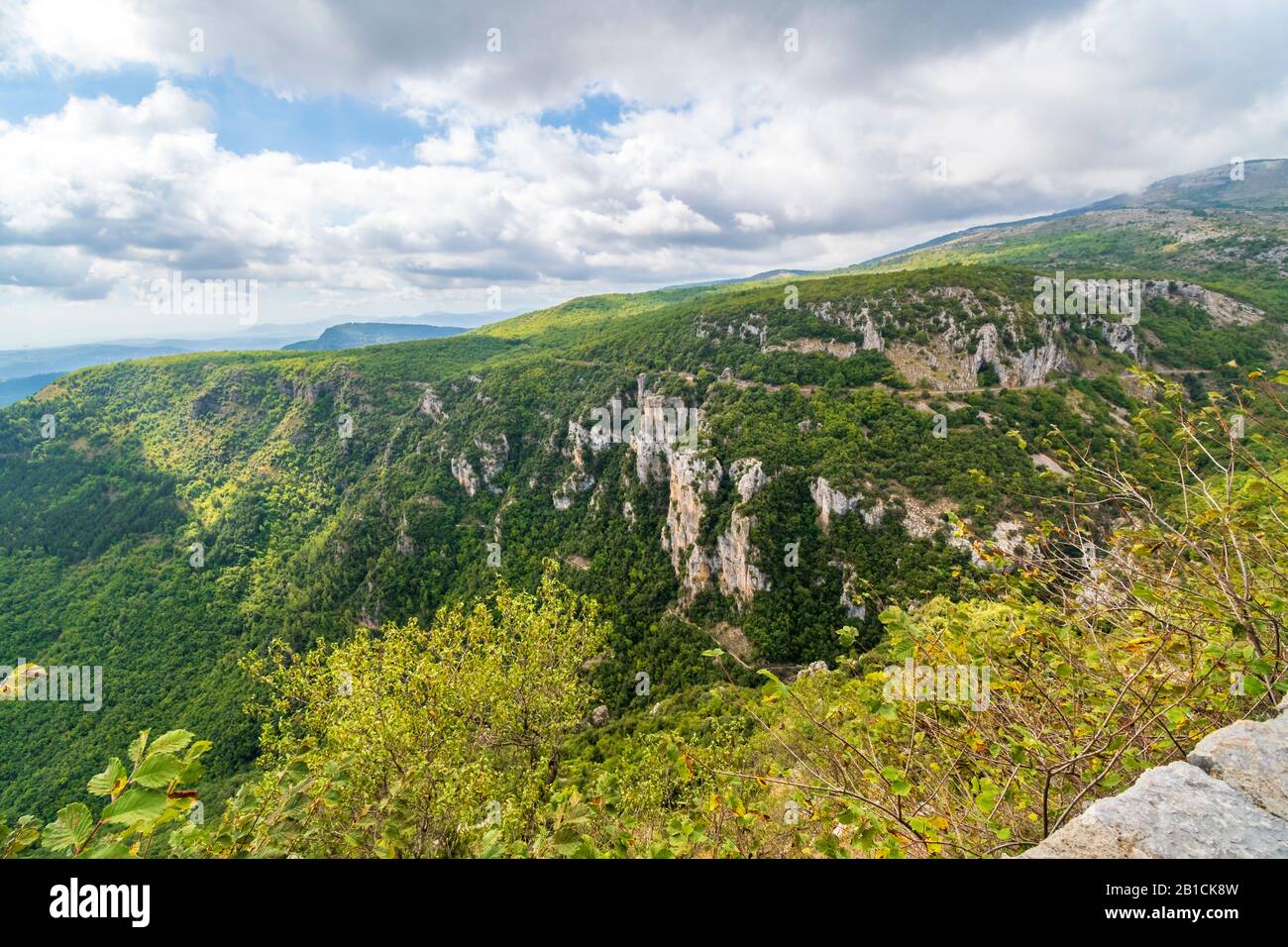 Vue depuis une terrasse des montagnes et vallées des Alpes-Maritimes du Sud de la France. Pris du village médiéval de Gourdon. Banque D'Images