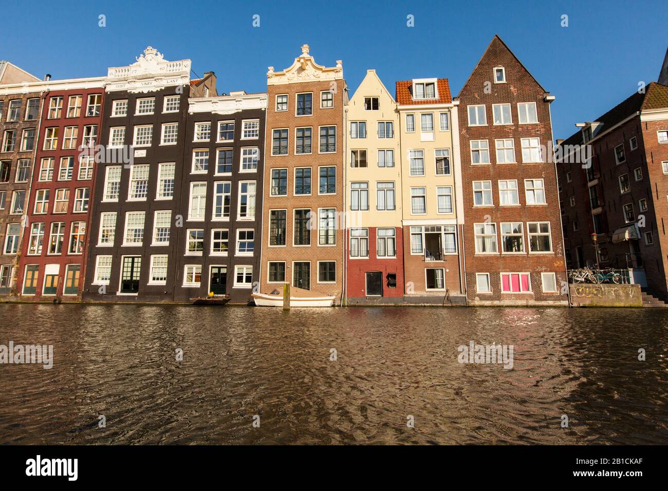 Canal maisons sur le Damrak, Pays-Bas, Pays-Bas du Nord, Amsterdam Banque D'Images