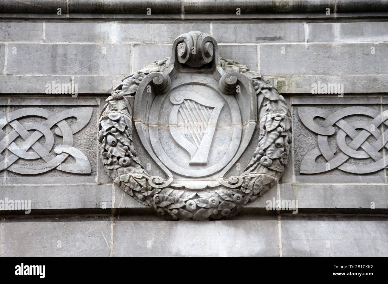 Harpe symbolique et sculpture celtique à la bibliothèque de Cork City Banque D'Images