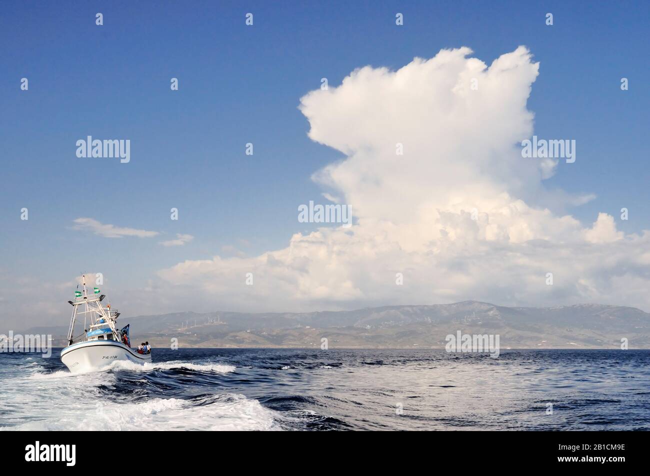 Cumulonimbus Cloud au-dessus du détroit de Gibraltar, Espagne, Andalousie, Tarifa Banque D'Images