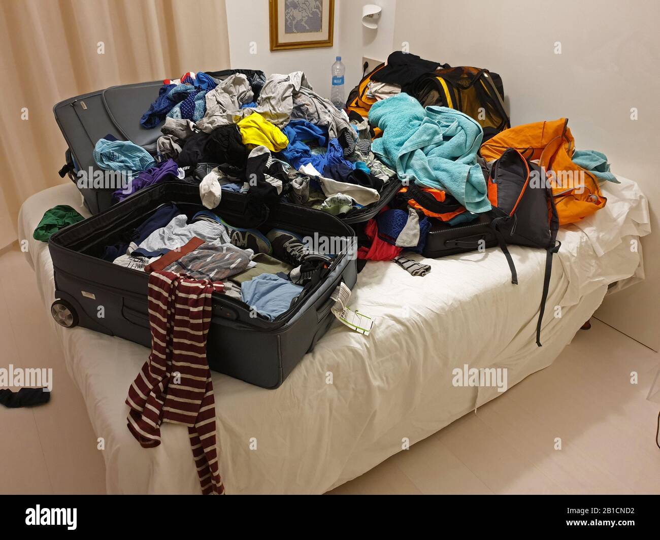 Chaotiquement emballer une valise dans un hôtel après les vacances, Espagne, Iles Baléares, Majorque Banque D'Images